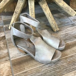 ANTELOPE Women’s Pewter Leather Wedge ZIP Back